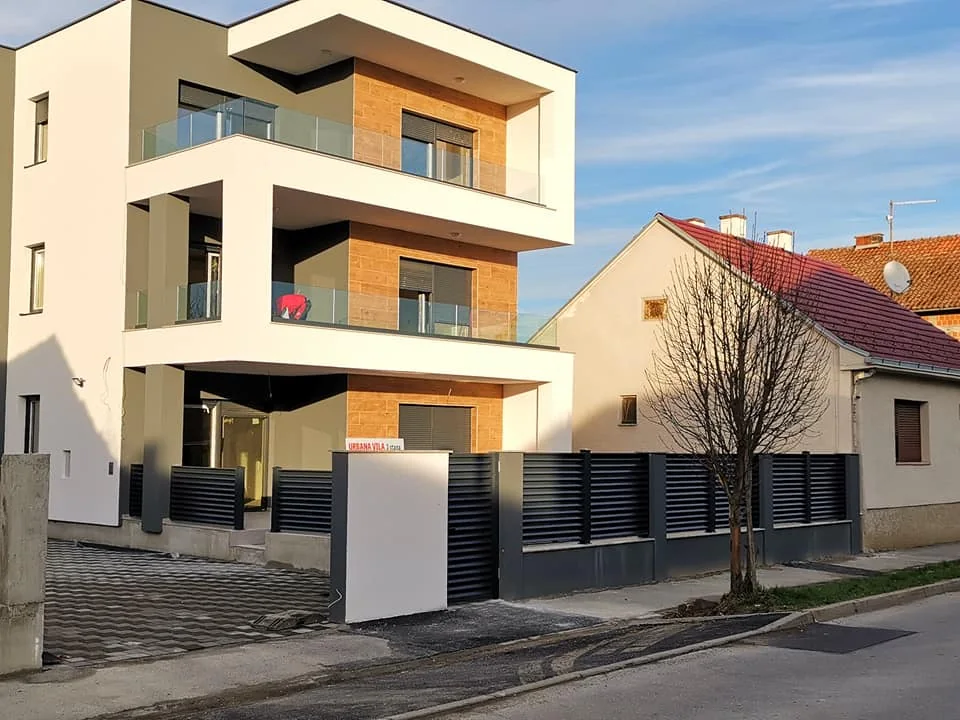 Staklena ili aluminijumska ograda: šta odgovara vašem prostoru?